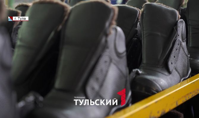 На фабрике в Донском начали выпускать кроссовые берцы для российской армии
