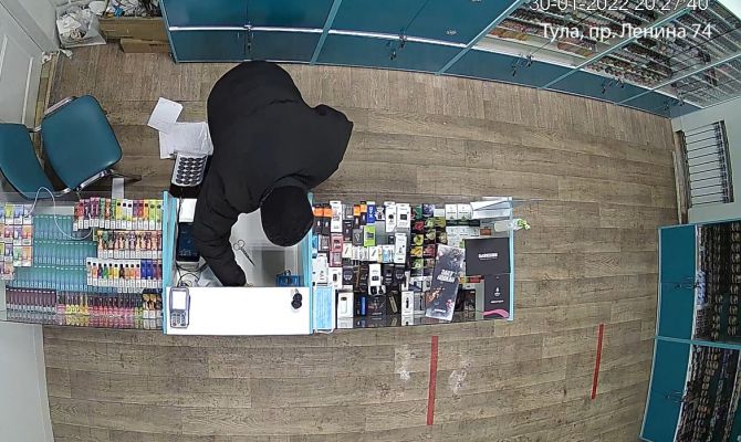 В Туле "обчистили" магазин: появилось видео ограбления