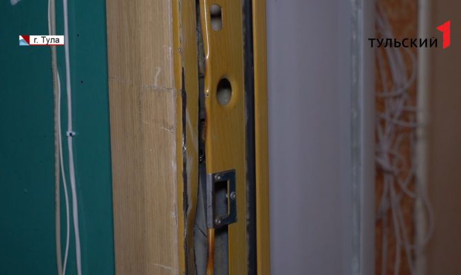 В Туле сотрудники УК без ведома хозяйки взломали дверь в квартиру: правоохранители не нашли нарушений