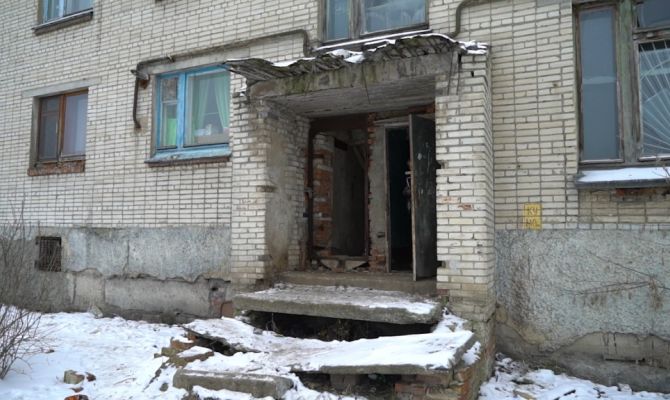 «Коммунальный ад»: в Узловой жильцы общежития устроили туалет прямо под окнами