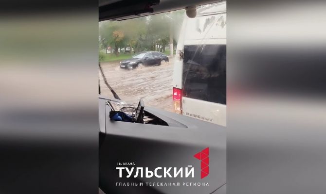 В Туле сильный ливень затопил улицу Оборонную
