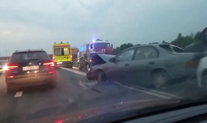 Серьезное ДТП на Калужском шоссе в Туле: одна из машин перевернулась