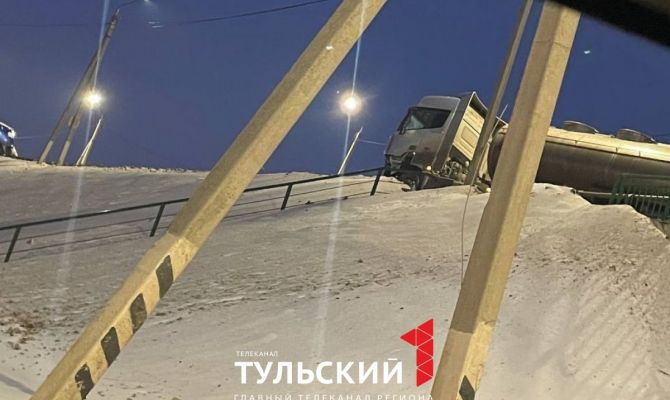 На Калужском шоссе в Туле столкнулись автоцистерна и грузовик