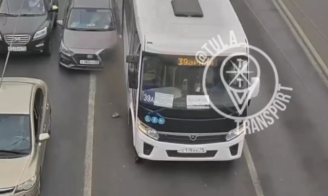 На перекрестке улицы Советской и проспекта Ленина столкнулись автобус и легковушка 