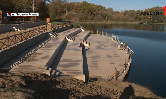 У пруда в парке поселка Первомайский появились песочный пляж и набережная