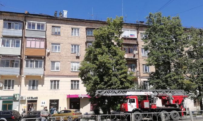 К пятиэтажке на улице Болдина в Туле прибыли 3 пожарных расчета