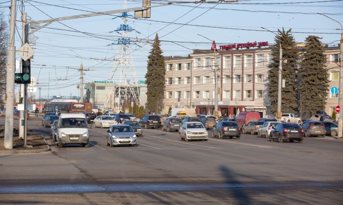 Улица Октябрьская в Туле встала в "бордовой" пробке из-за троллейбусов
