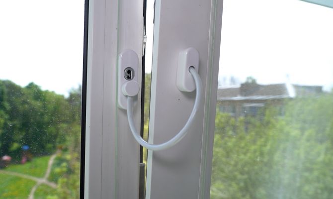 "Со мной такого не случится": эксперты развенчали мифы о падении детей из окон