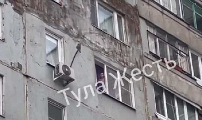 В Туле ребенок чуть не выпал из окна на 7 этаже: видео