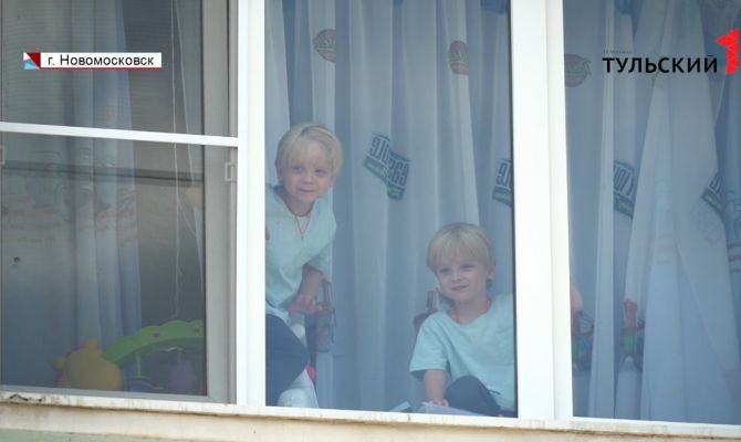 Как уберечь маленьких туляков от падения из окна