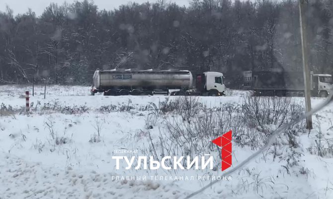 На автодороге под Тулой грузовик забуксовал в снегу