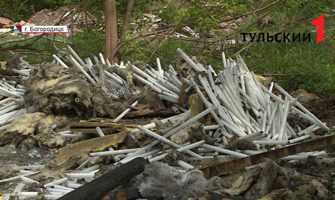 В Богородицке свалка ламп уже полгода ждет утилизации