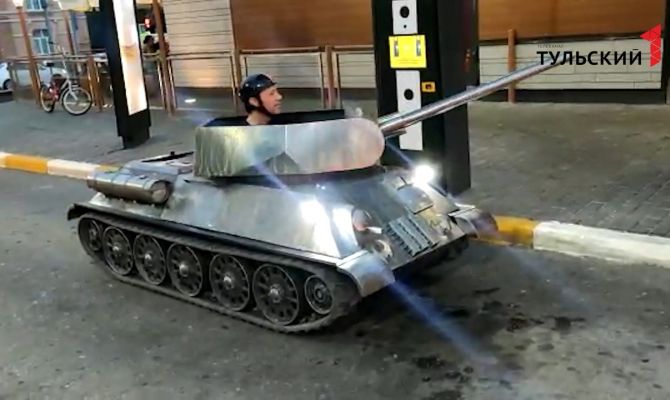 Туляк приехал за заказом в ресторан "Вкусно – и точка" на танке