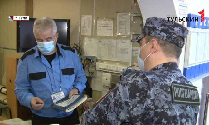 В Тульской области сотрудники Росгвардии проверяют охрану школ