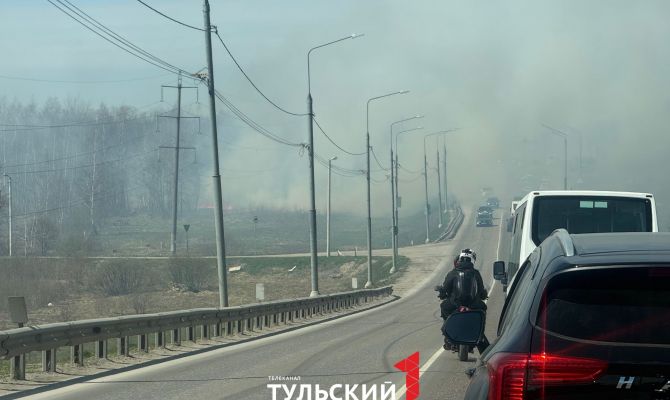 На Калужском шоссе под Тулой горит поле