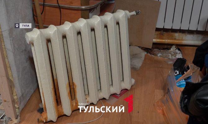 Вода лилась полдня: батарея стала причиной потопа в Туле