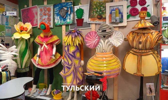 Модельер из Тулы шьет платья из гидроизоляции и картона