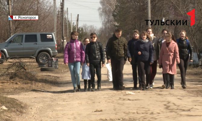 Ясногорские волонтеры помогают жителям добрыми делами
