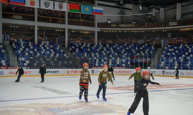 Школьники из Тулы могут бесплатно покататься на коньках на ледовых аренах