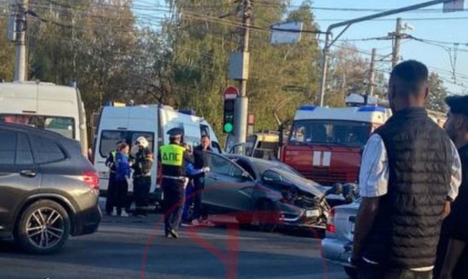 В Туле у Педуниверситета столкнулись машина скорой помощи и легковушка