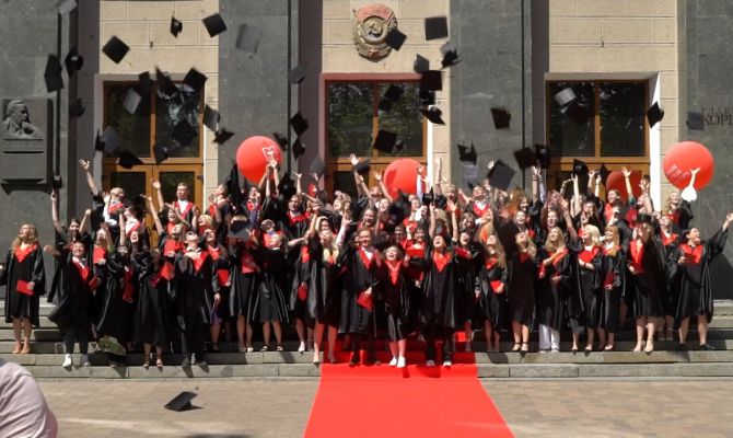 Стало известно, как школьные оценки родителей влияют на успеваемость детей