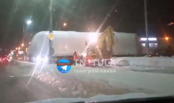 В Туле застряла фура с новым трамваем "Львенок"