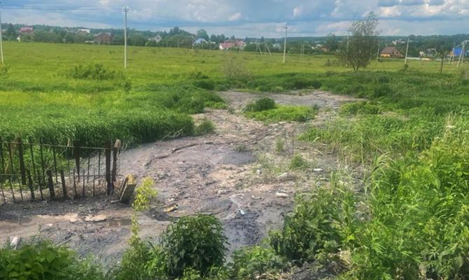 Жители Ясногорска пожаловались на сброс нечистот в поле