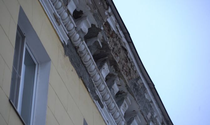 В Туле неуловимые жители подъезда довели до разрушения фасада целый дом