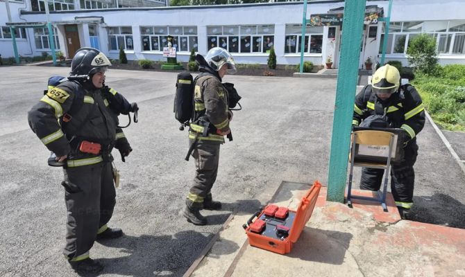 В Веневе пожарные "потушили" актовый зал в центре образования