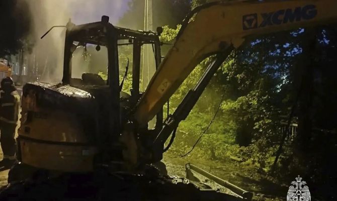 В Суворове сгорел мини-экскаватор
