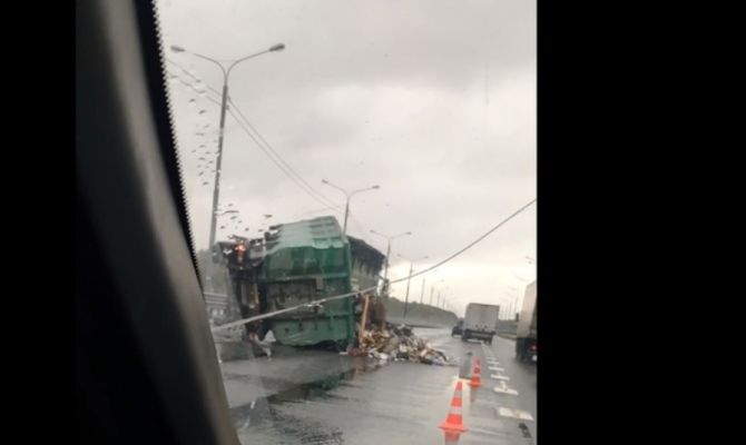 На трассе Алексин- Москва опрокинулся мусоровоз