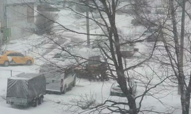 Туляки спасли машину скорой помощи из снежной ловушки