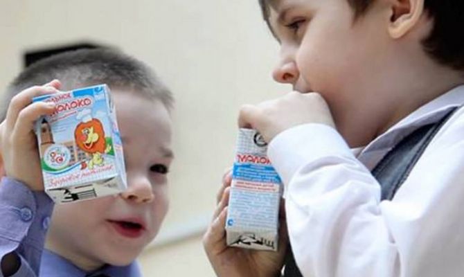 Школьникам могут начать выдавать бесплатно стакан молока в день