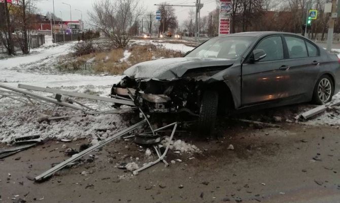На Одоевском шоссе в Туле легковушка врезалась в забор