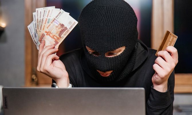 78-летнего туляка мошенники убедили продать машину и перевести им 5 млн рублей сбережений