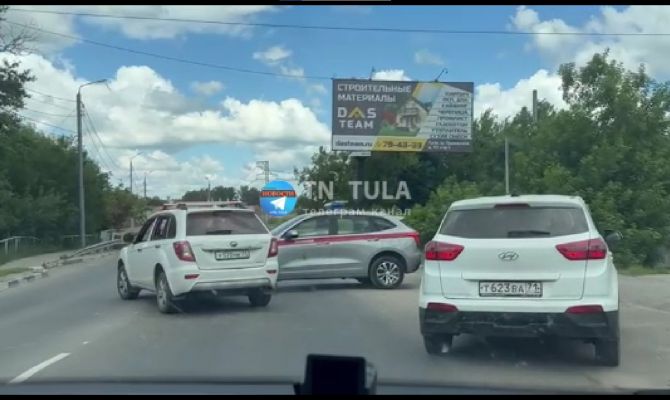 На улице Болдина в Туле машина Росгвардии попала в аварию