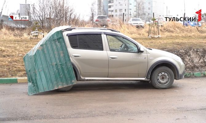 Летающие листы металла в Туле: кто возместит ущерб владельцам помятых автомобилей