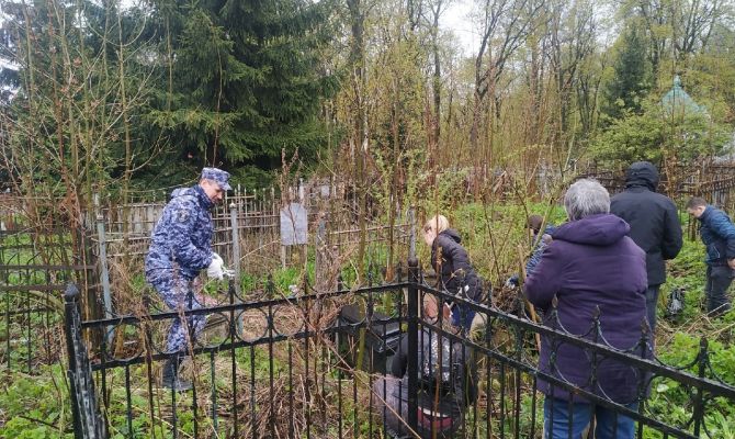 В Туле прошел субботник на Всехсвятском кладбище