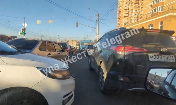 На улице Металлургов в Туле образовалась огромная пробка 