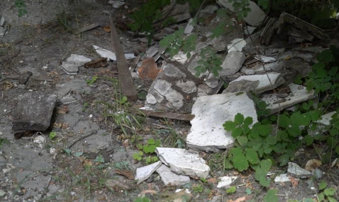 С крыши тульской двухэтажки падают куски штукатурки: жители боятся ходить под своими окнами