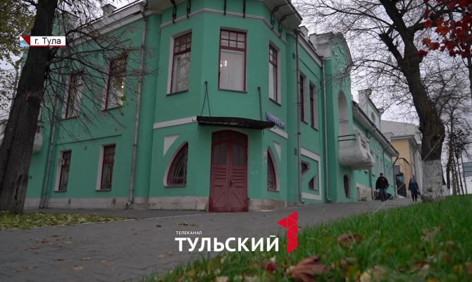 От магазина лампочек до музея: какой путь прошло зеленое здание с балконом на проспекте Ленина