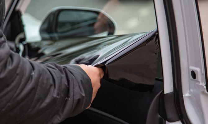 Выйти из тени: в Туле инспекторы ГИБДД напомнили водителям об опасности тонировки