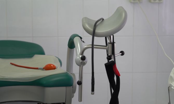 От сала до луковой шелухи: врачи оценили эффективность народных средств от геморроя