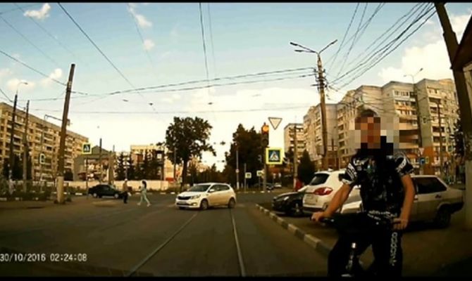 Ребенок на дороге: под колеса автомобиля в Туле выкатился 12-летний велосипедист