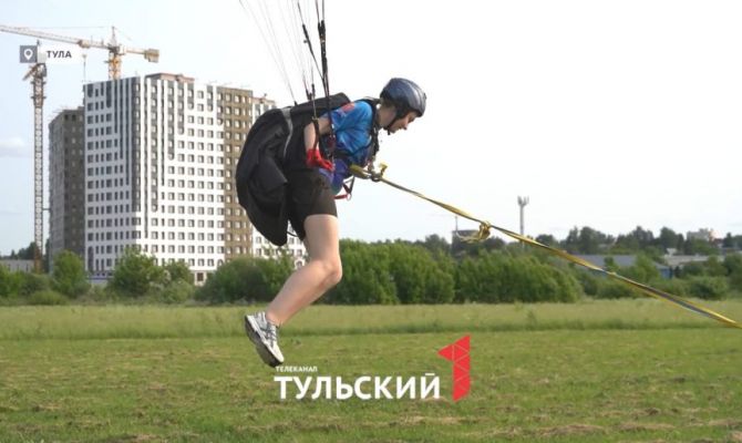 Школьников в Туле начали учить управлению парапланом