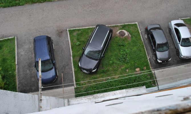 Водителей могут начать штрафовать за парковку на газонах