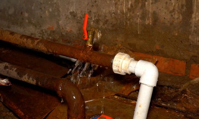 Жители поселка под Узловой после ремонта водопровода почти 2 месяца греют воду в кастрюлях