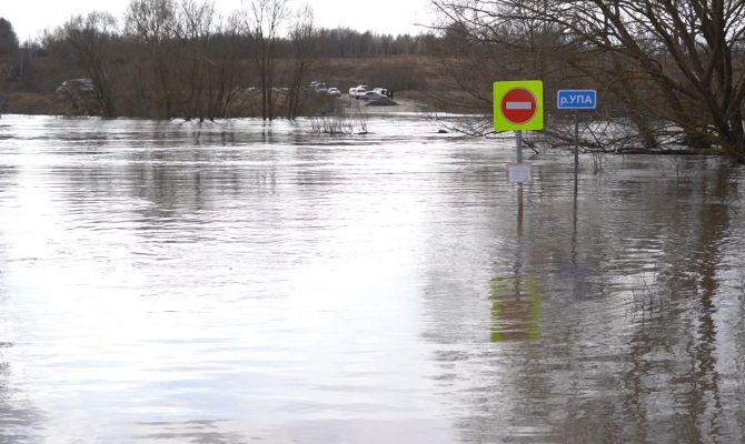 «Несколько лет такого не было»: из-за паводка туляки добираются до работы на лодках и машинах-амфибиях