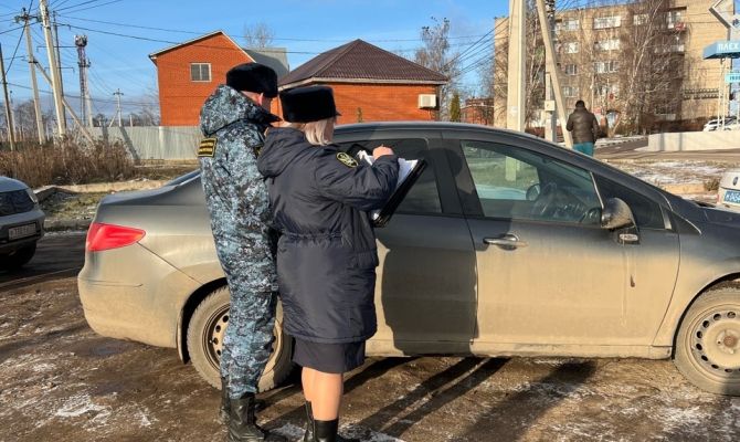 В тульском поселке Плеханово у цыган эвакуировали 10 машин из-за долгов