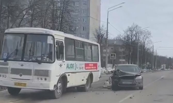 В Новомосковске в ДТП попали пассажирский автобус и иномарка